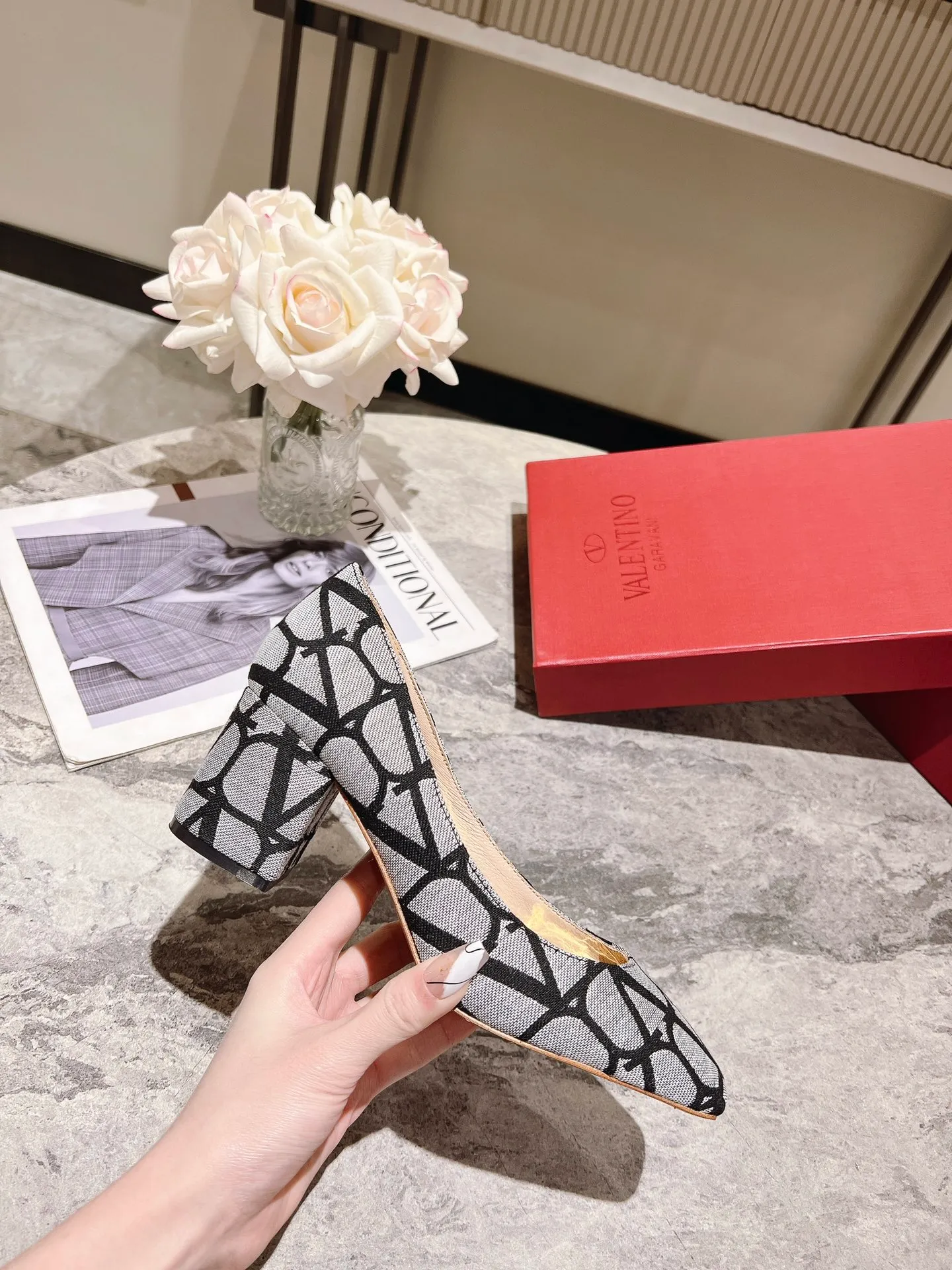 👟👟Ex-factory price 440👟👟 Genuine leather sole +40 Top version 𝑉𝐴𝐿𝐸𝑁𝑇𝐼𝑁𝑂 Valentino new spring and summer women's 5⃣️ color spring shoes. The unique [V logo fabric print pattern] brings out a full sense of high-end, and the new season will live up to expectations! Worth buying★Absolutely high-grade❥Original method, Absolutely sensual❥Elegant style, creating a different feeling, simple and elegant style!  Code number: 35-41 (34-42 customized) Fabric: Fabric printed cloth Lining: Sheepskin lining Heel height: 6cm～8.5cm2⃣️ options Leather outsole Rubber outsole